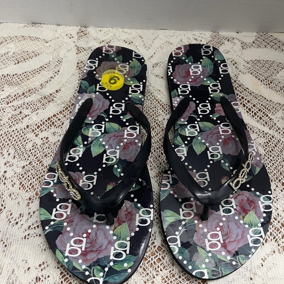 BeBe Flip Flops . New. Floral with Rhinestone Logo. Size 9. - Picture 1 of 4